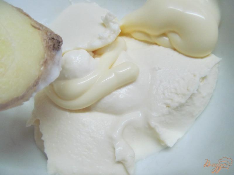 Фото приготовление рецепта: Окрошка с имбирем и мягким сыром шаг №5