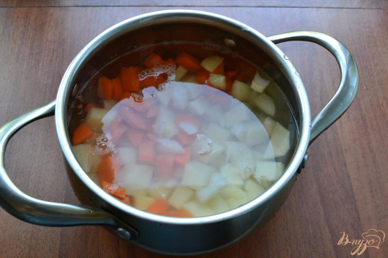 Фото приготовление рецепта: Легкий картофельно-морковный суп шаг №2