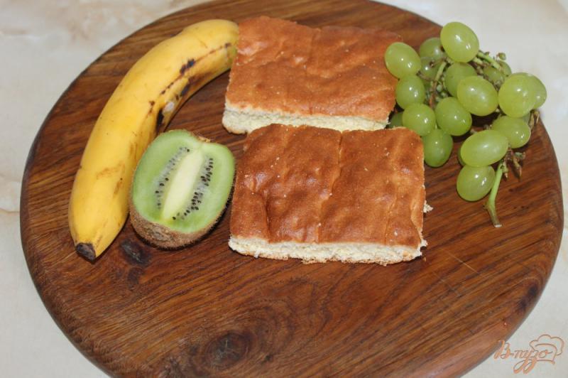 Фото приготовление рецепта: Пирожное со сгущенным молоком, виноградом, киви и бананом шаг №1