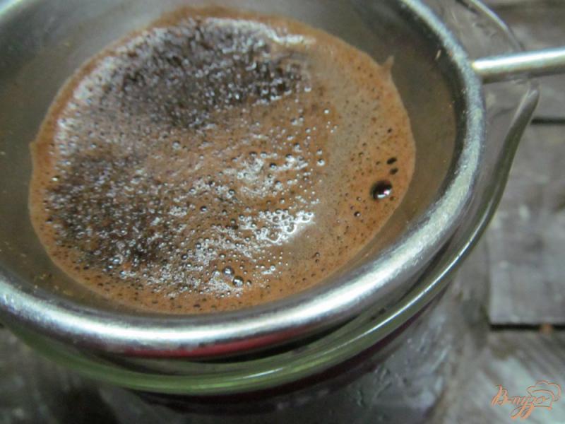 Фото приготовление рецепта: Алкогольный напиток чили на основе шоколадного сиропа и кофе шаг №5