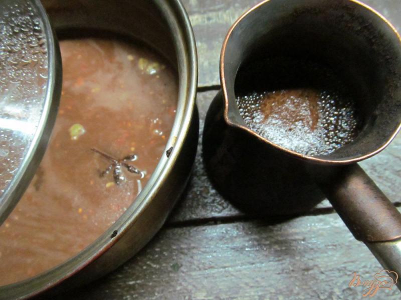 Фото приготовление рецепта: Алкогольный напиток чили на основе шоколадного сиропа и кофе шаг №4