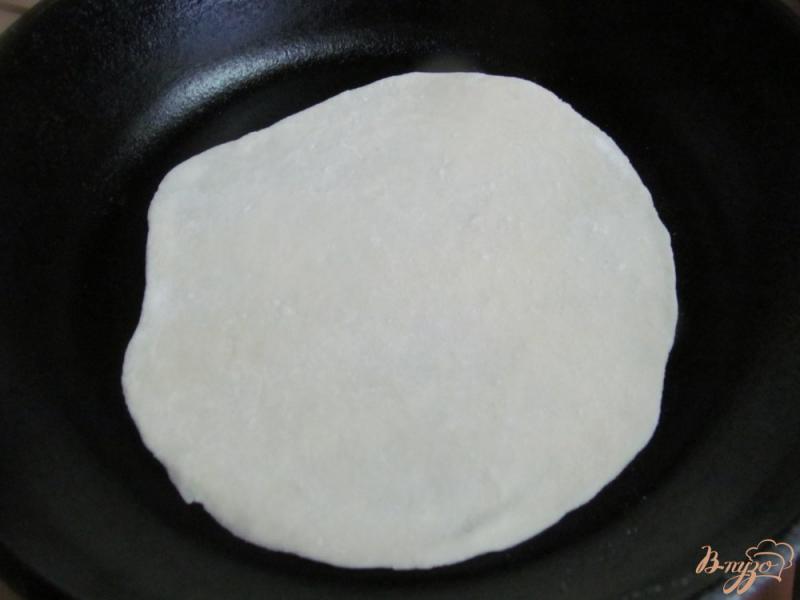Фото приготовление рецепта: Чипати - индийский хлеб шаг №4