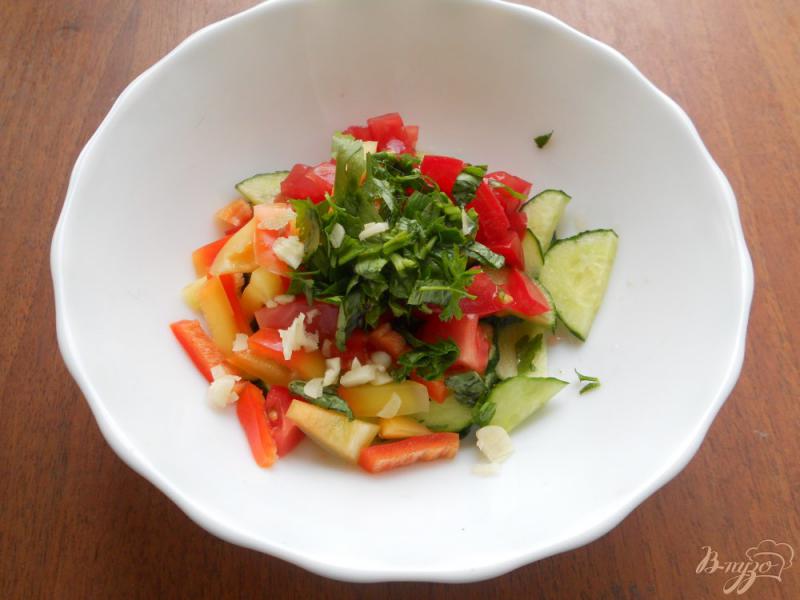 Фото приготовление рецепта: Салат из свежих овощей с сыром тофу шаг №2