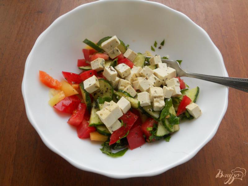 Фото приготовление рецепта: Салат из свежих овощей с сыром тофу шаг №4