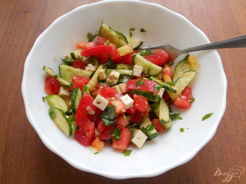 Фото приготовление рецепта: Салат из свежих овощей с сыром тофу шаг №5