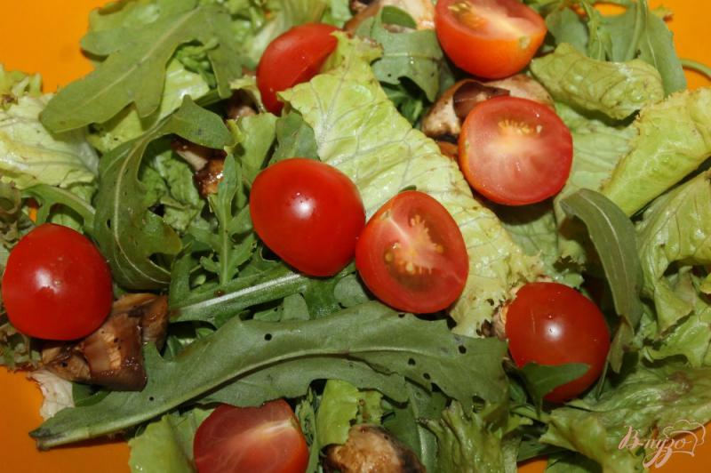 Фото приготовление рецепта: Салат с жареными шампиньонами, фетой и помидорами шаг №4