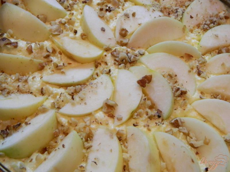 Фото приготовление рецепта: Творожная запеканка с яблоками и орехами шаг №5