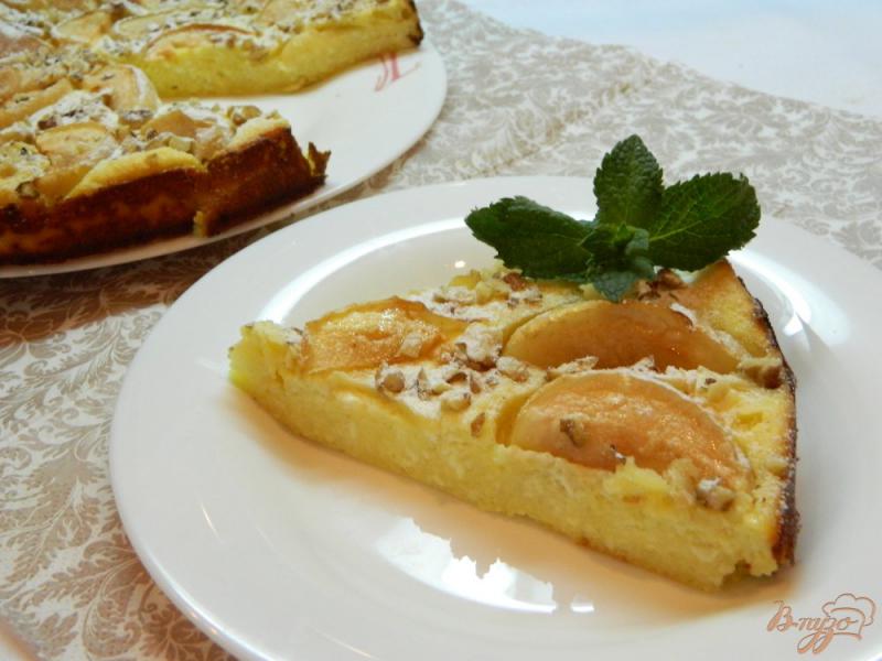 Фото приготовление рецепта: Творожная запеканка с яблоками и орехами шаг №7