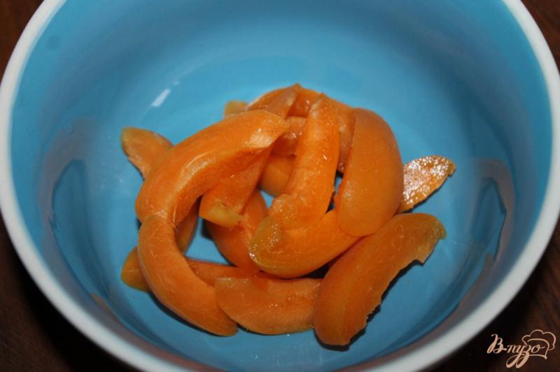 Фото приготовление рецепта: Салат с персиком, ежевикой и малиной шаг №1