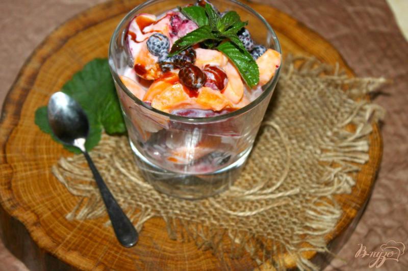 Фото приготовление рецепта: Салат с персиком, ежевикой и малиной шаг №5