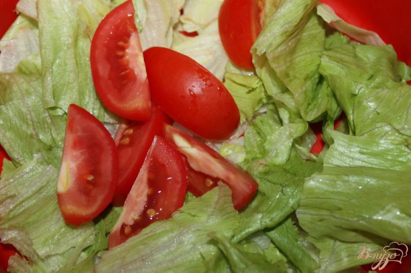 Фото приготовление рецепта: Салат с соленой семгой, оливками, помидорами и сыром Бри шаг №2