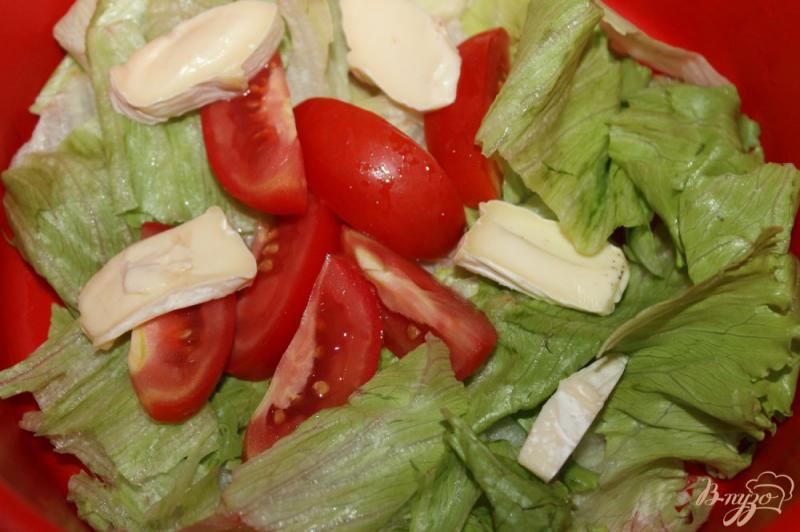 Фото приготовление рецепта: Салат с соленой семгой, оливками, помидорами и сыром Бри шаг №3