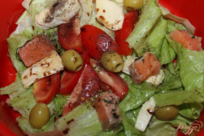 Фото приготовление рецепта: Салат с соленой семгой, оливками, помидорами и сыром Бри шаг №5
