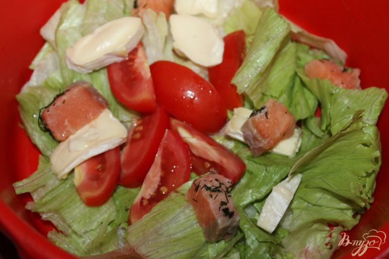 Фото приготовление рецепта: Салат с соленой семгой, оливками, помидорами и сыром Бри шаг №4