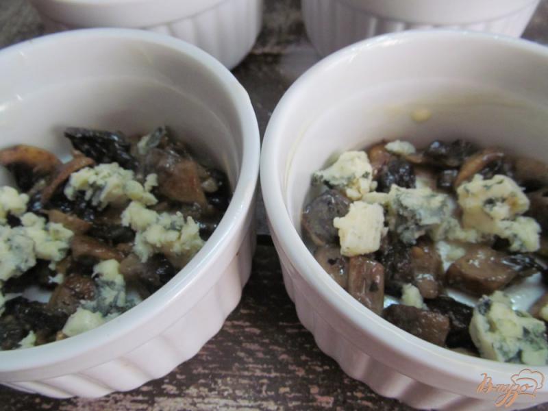 Фото приготовление рецепта: Йоркширский пудинг с грибами и сыром шаг №6