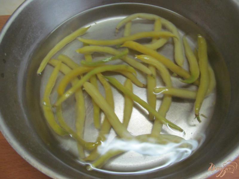 Фото приготовление рецепта: Салат из стручковой фасоли с печеным чесноком шаг №3