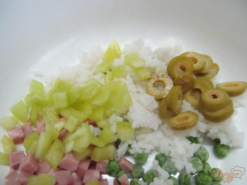 Фото приготовление рецепта: Салат из риса с ветчиной и овощами шаг №2