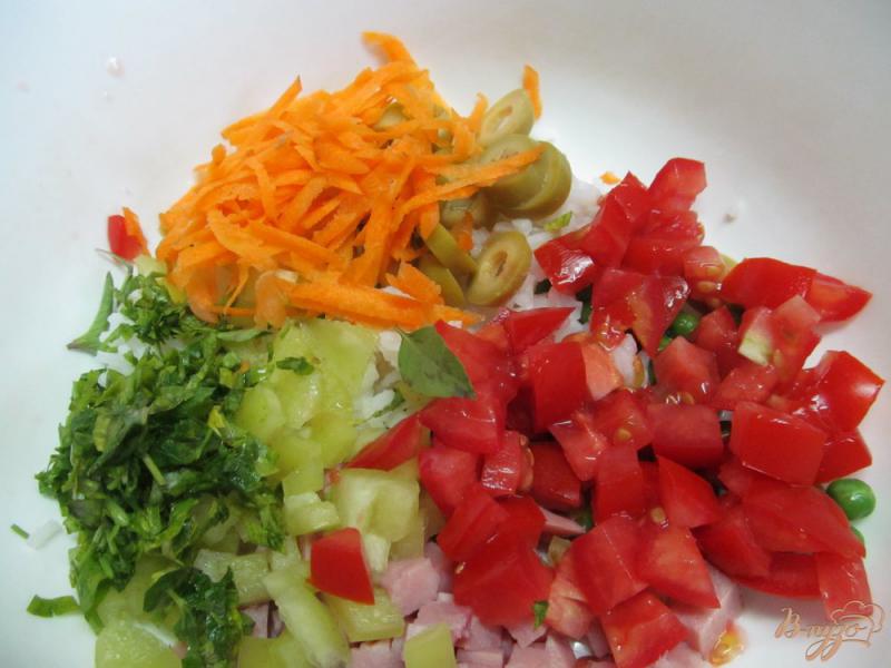 Фото приготовление рецепта: Салат из риса с ветчиной и овощами шаг №3
