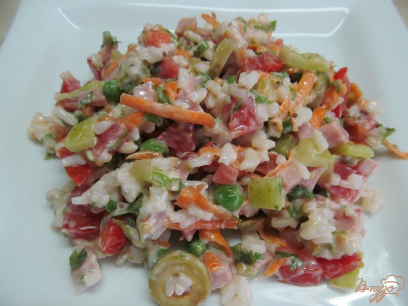 Фото приготовление рецепта: Салат из риса с ветчиной и овощами шаг №5
