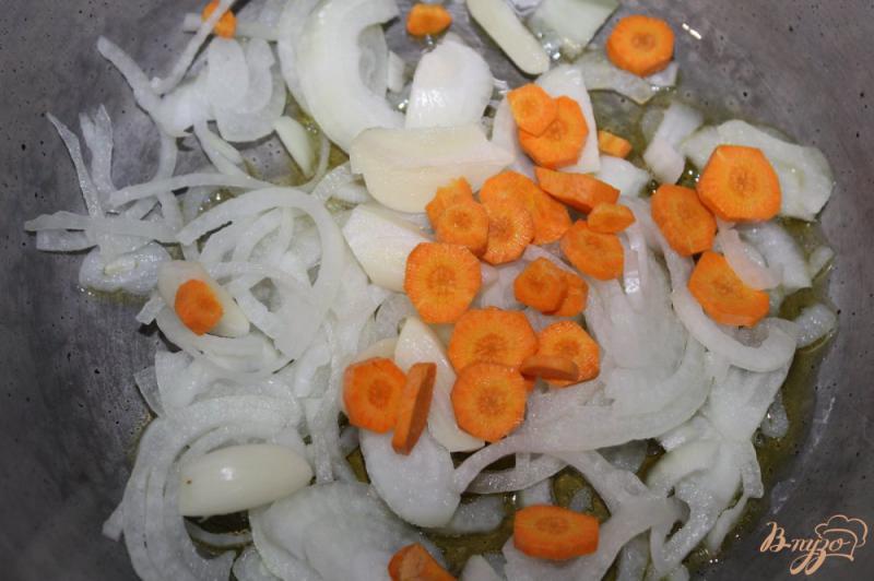 Фото приготовление рецепта: Овощной плов с грибами, кабачком и помидорами шаг №2