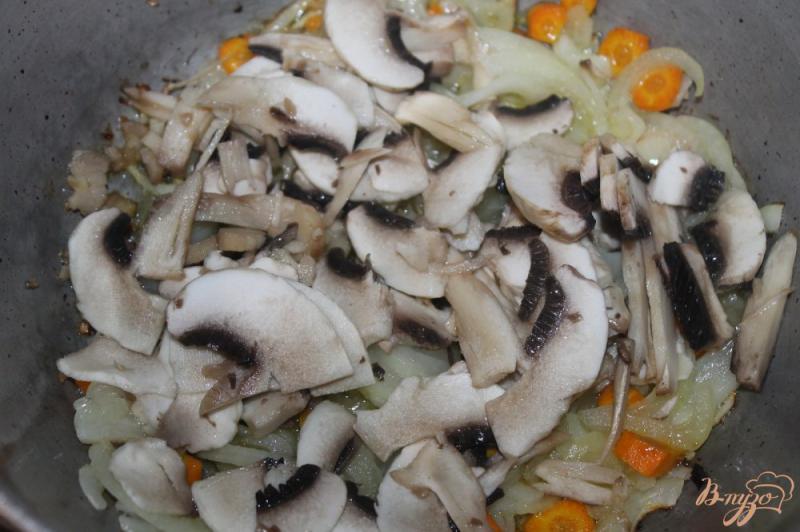Фото приготовление рецепта: Овощной плов с грибами, кабачком и помидорами шаг №3