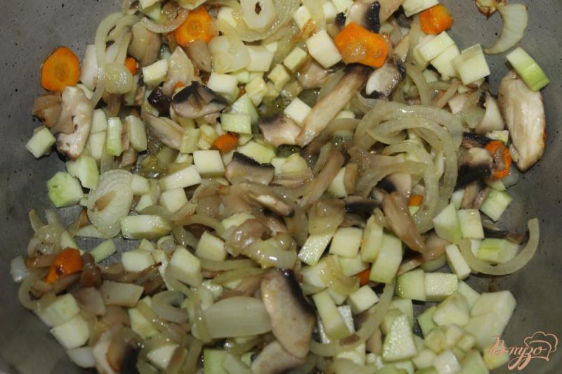 Фото приготовление рецепта: Овощной плов с грибами, кабачком и помидорами шаг №4