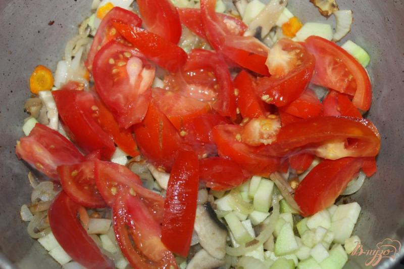 Фото приготовление рецепта: Овощной плов с грибами, кабачком и помидорами шаг №5