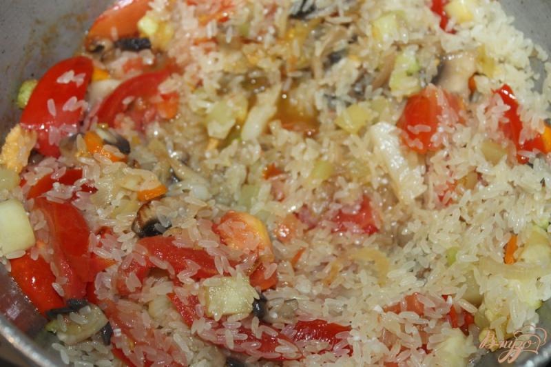 Фото приготовление рецепта: Овощной плов с грибами, кабачком и помидорами шаг №6