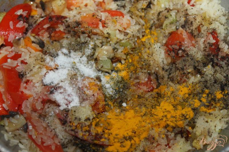 Фото приготовление рецепта: Овощной плов с грибами, кабачком и помидорами шаг №7