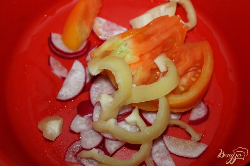 Фото приготовление рецепта: Салат с редисом, колбасой и зеленью шаг №2