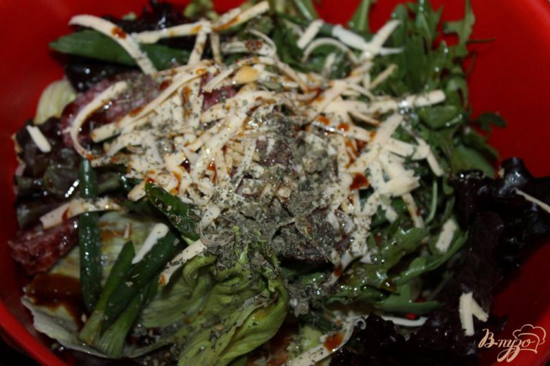 Фото приготовление рецепта: Салат с редисом, колбасой и зеленью шаг №6