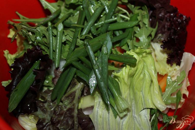 Фото приготовление рецепта: Салат с редисом, колбасой и зеленью шаг №4