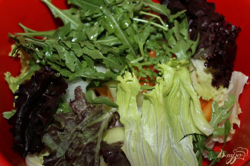 Фото приготовление рецепта: Салат с редисом, колбасой и зеленью шаг №3