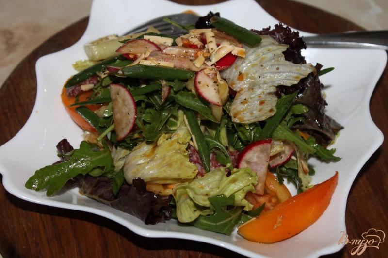 Фото приготовление рецепта: Салат с редисом, колбасой и зеленью шаг №7