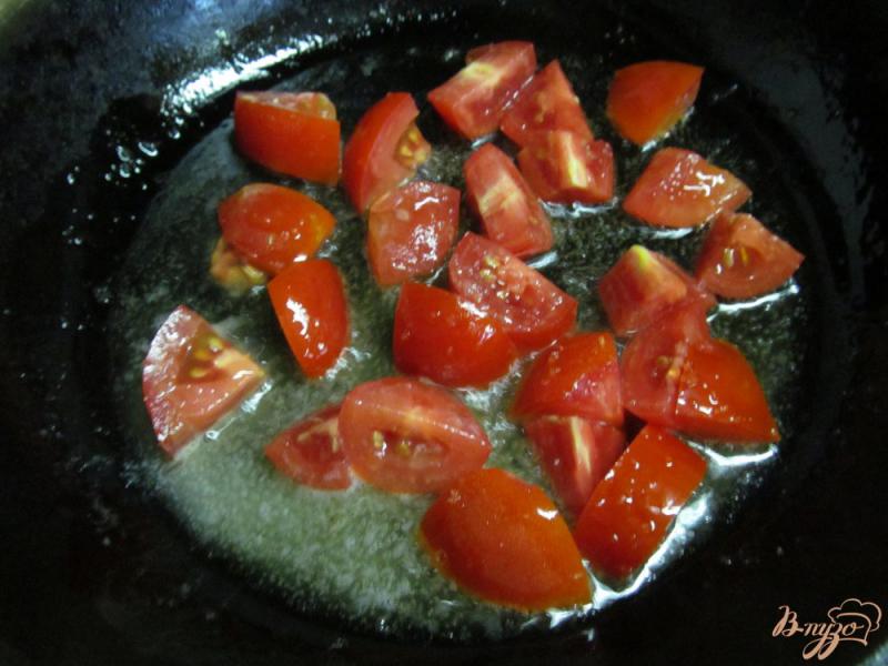 Фото приготовление рецепта: Яичница болтунья с помидором шаг №3