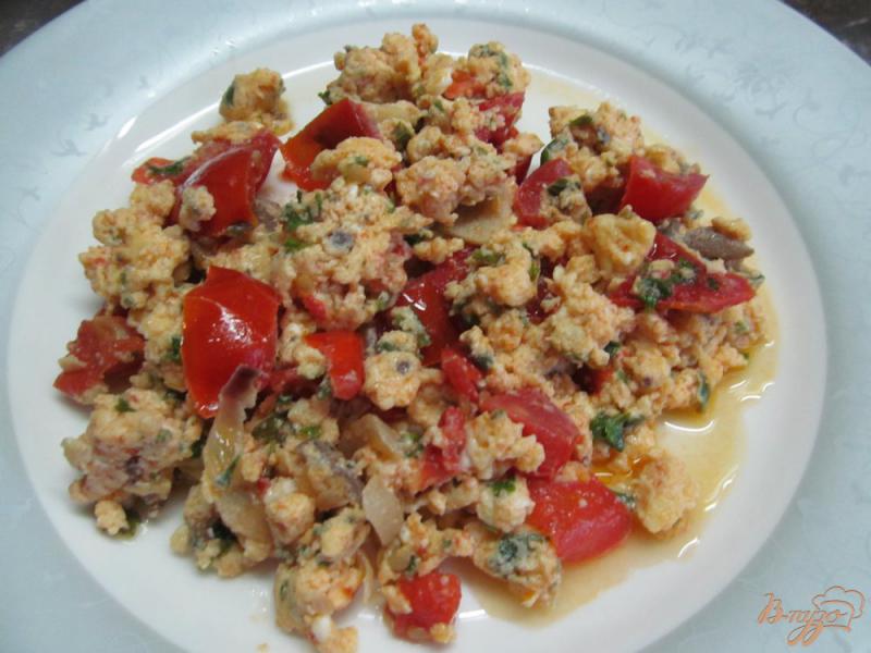 Фото приготовление рецепта: Яичница болтунья с помидором шаг №6
