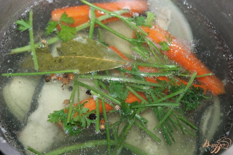 Фото приготовление рецепта: Рыбный бульон из натотении, овощей и зелени шаг №5