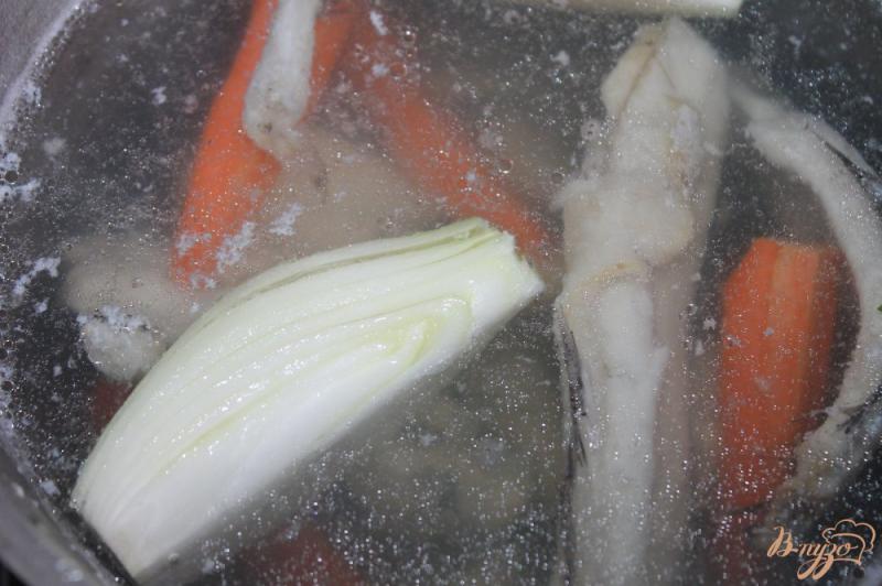 Фото приготовление рецепта: Рыбный бульон из натотении, овощей и зелени шаг №4