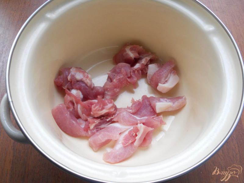Фото приготовление рецепта: Картофельный суп со свининой и шампиньонами шаг №1