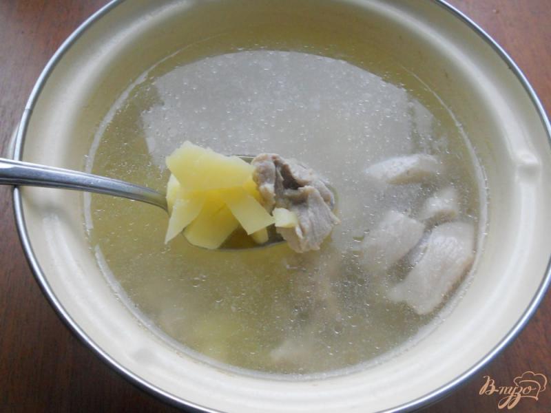 Фото приготовление рецепта: Картофельный суп со свининой и шампиньонами шаг №4