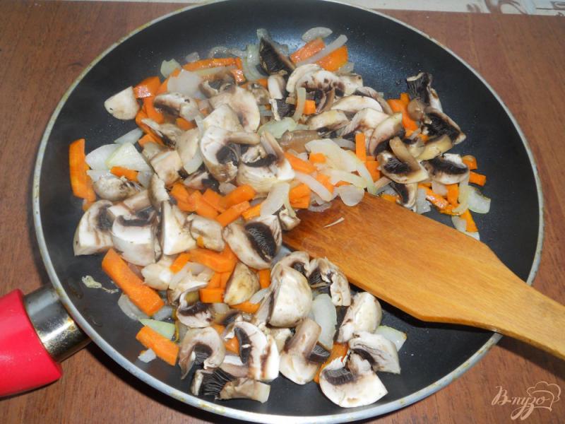Фото приготовление рецепта: Картофельный суп со свининой и шампиньонами шаг №3