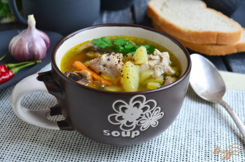 Фото приготовление рецепта: Картофельный суп со свининой и шампиньонами шаг №6