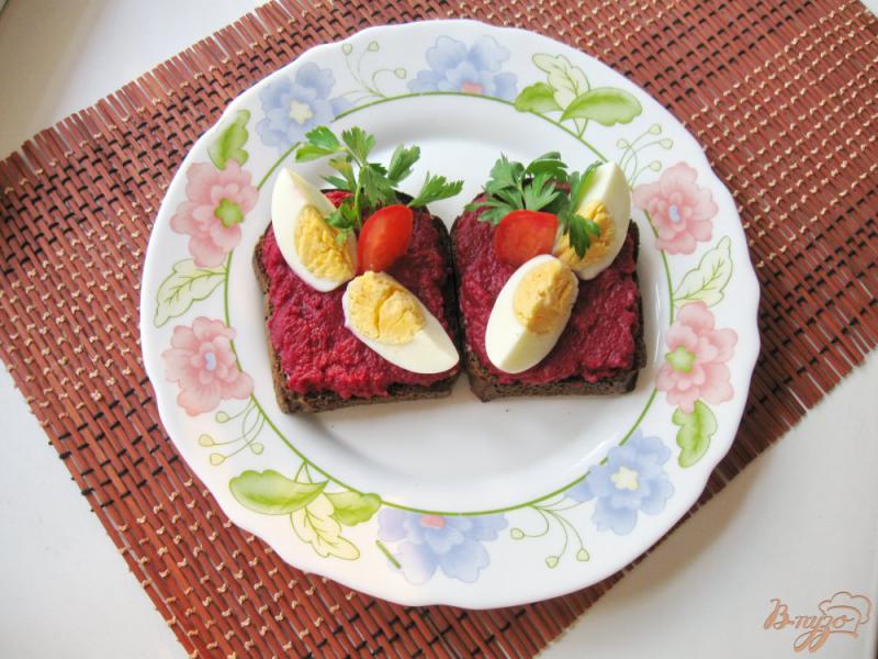 Фото приготовление рецепта: Ржаные тосты с о свеклой и сельдью шаг №6