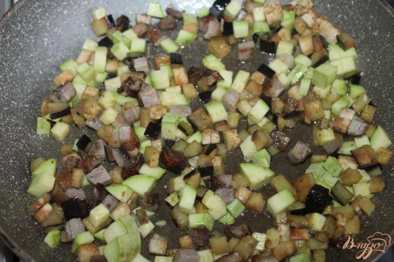 Фото приготовление рецепта: Гречка с баклажаном, кабачком и свиным рулетом шаг №4