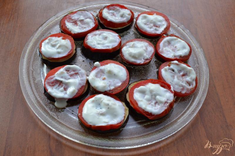 Фото приготовление рецепта: Закуска из баклажанов с помидорами и брынзой в микроволновке шаг №5