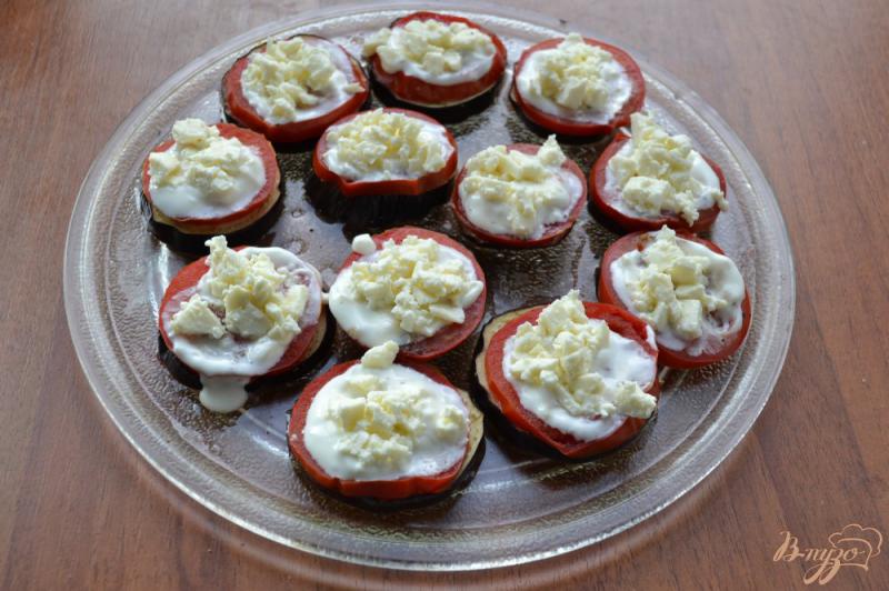 Фото приготовление рецепта: Закуска из баклажанов с помидорами и брынзой в микроволновке шаг №6