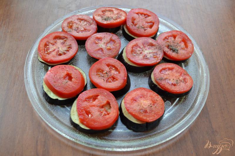 Фото приготовление рецепта: Закуска из баклажанов с помидорами и брынзой в микроволновке шаг №3