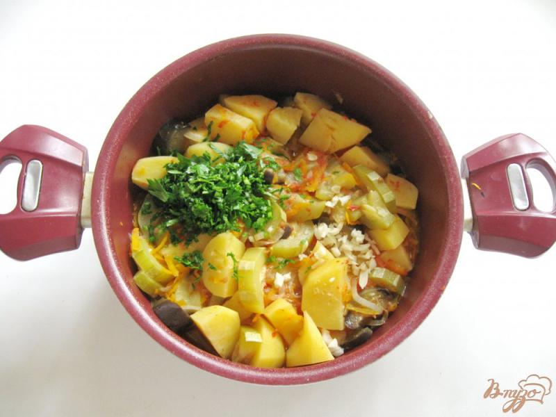 Фото приготовление рецепта: Жаркое с картофелем, баклажанами и кабачками шаг №5