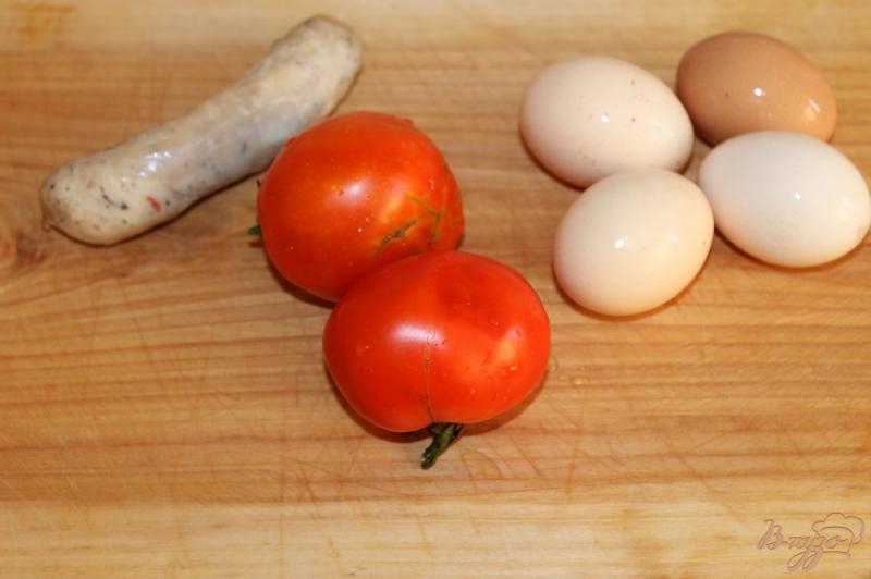 Фото приготовление рецепта: Яичница со свиными колбасками, помидорами и сыром шаг №1