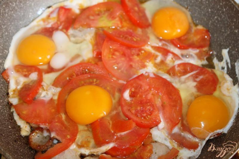 Фото приготовление рецепта: Яичница со свиными колбасками, помидорами и сыром шаг №4